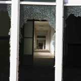Di fronte a noi c'� l'entrata centrale, contraddistinta da vetrate in gran parte rotte, segno del passaggio di vandali e ladri